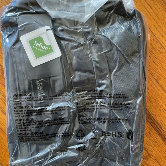 Black Men's Backpack with USB Charging Port - Picture 8 of 8